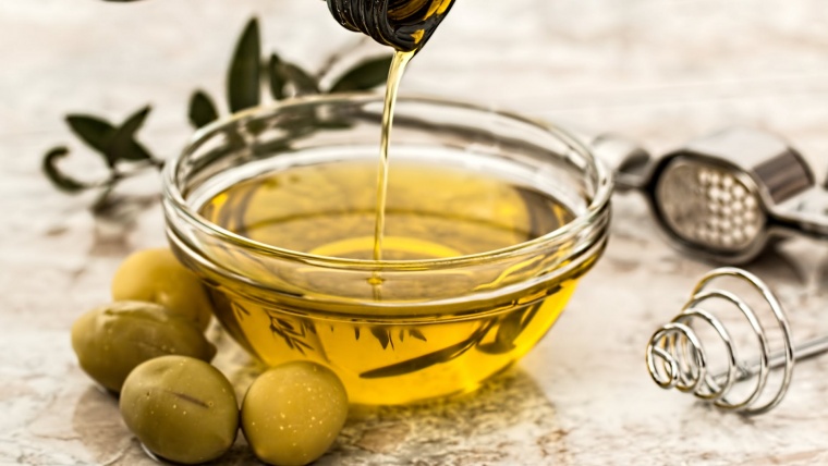 Az olívaolaj az egyszeresen telítetlen zsírok közé tartozik