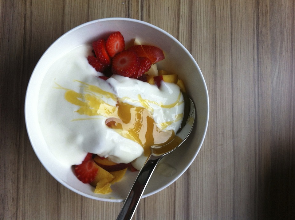 A joghurt gyümölcsökkel egészséges tízórai vagy uzsonna diétában.