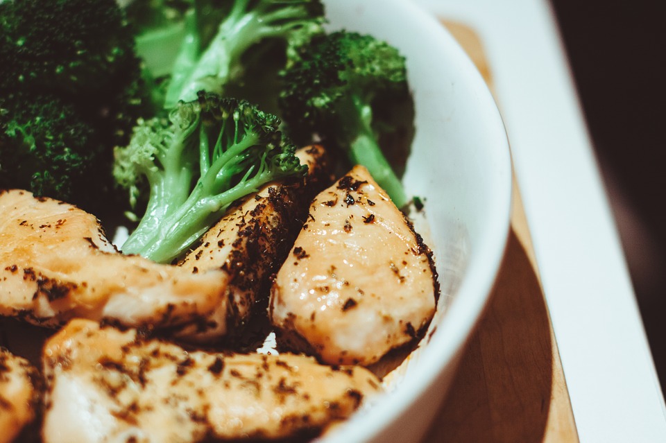 A csirke és a brokkoli hasznos fehérjeforrások a szervezet számára