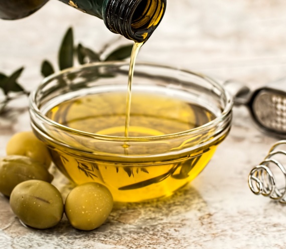 Az olívaolaj az egyszeresen telítetlen zsírok közé tartozik