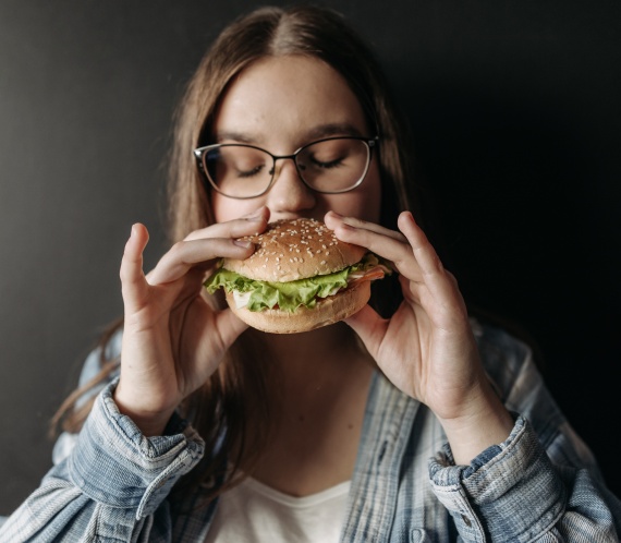 A hamburger fogyasztása lassíthatja az anyagcserét