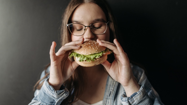 A hamburger fogyasztása lassíthatja az anyagcserét